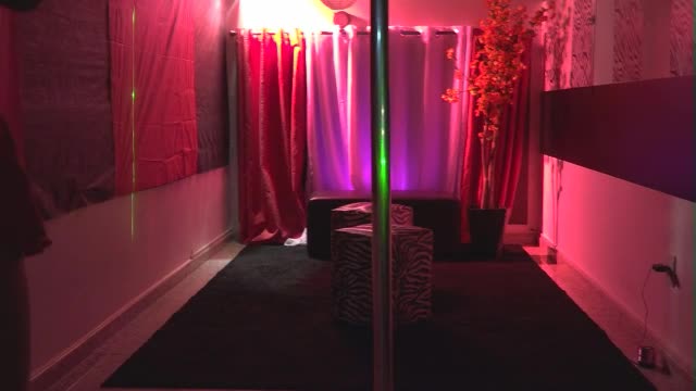 Hora de curtir a apresentação de Pole Dance com Giovanna
