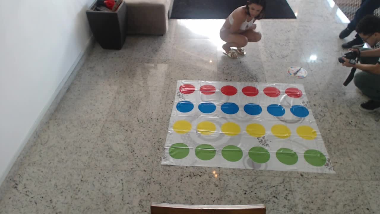 Gostosas jogam twister peladinhas, em vídeo pornô  