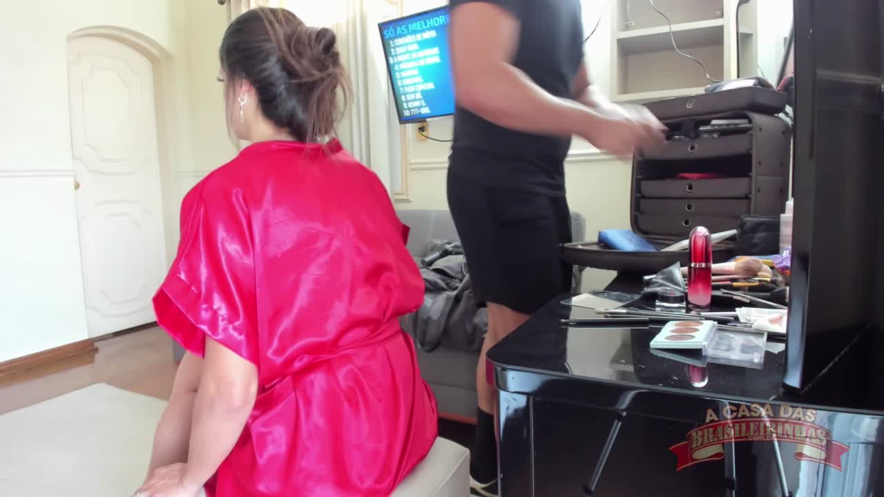 Câmeras registram bastidores da Lara se preparando para gravações