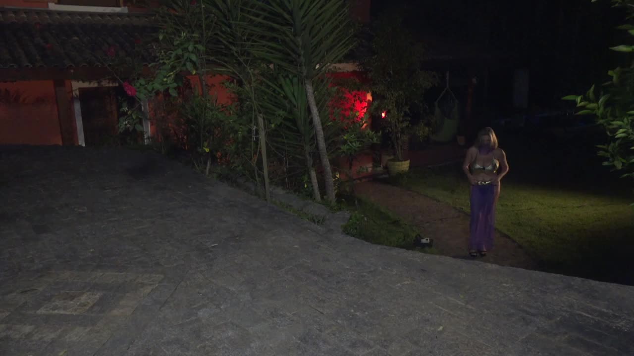 Rafaela Denardin sensualizando nua na Casa das Brasileirinhas