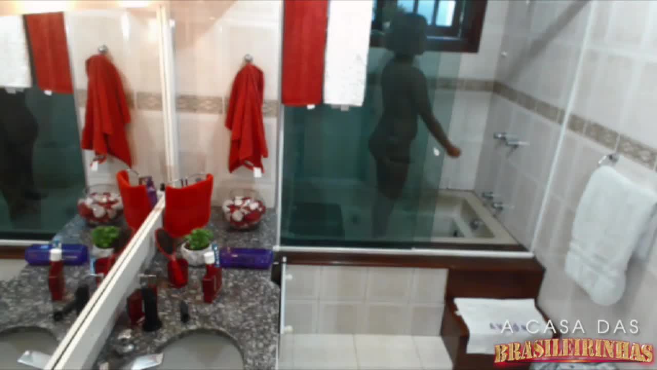Anny depila sua bucetinha gostosa e molhada, confira