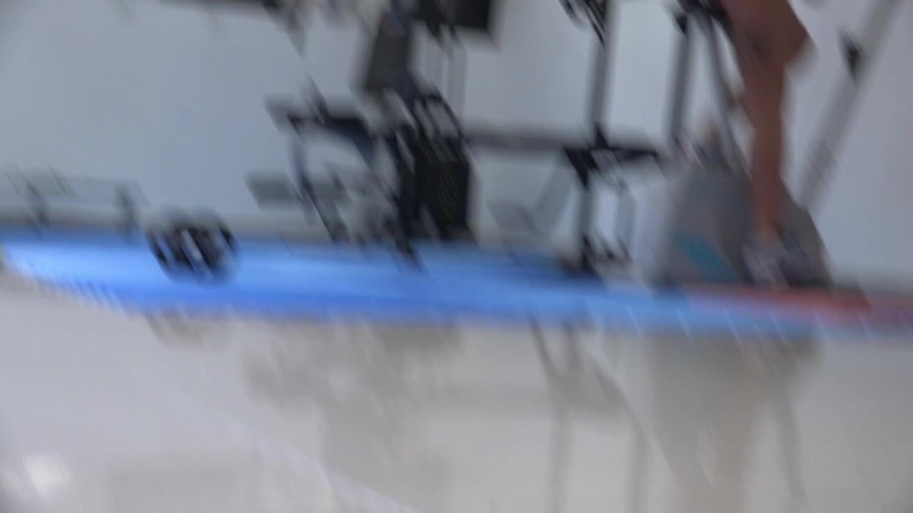 A tatuada gostosa malhou na academia