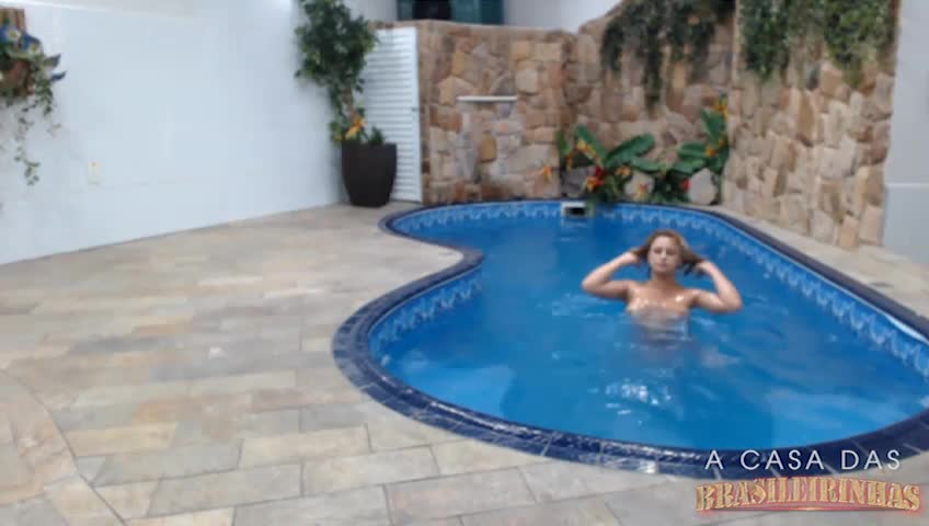 Loira gostosa e nua na piscina! Hora de relaxar com Agatha Rangel