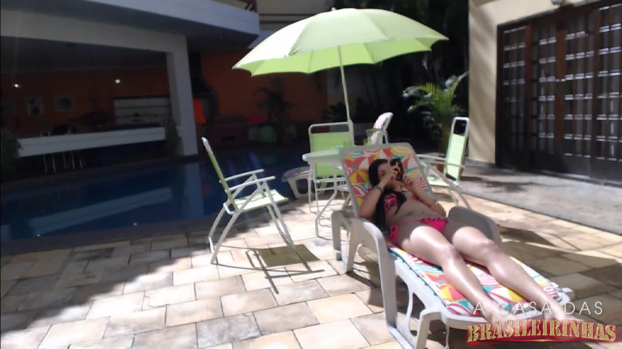 A morena gostosa Britney relaxa na beira da piscina