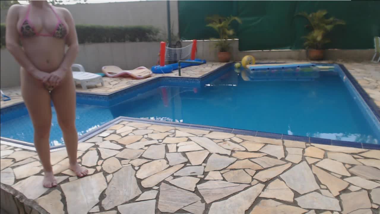 Emme White vai para a piscina com Rebecca Santos e nada peladinha