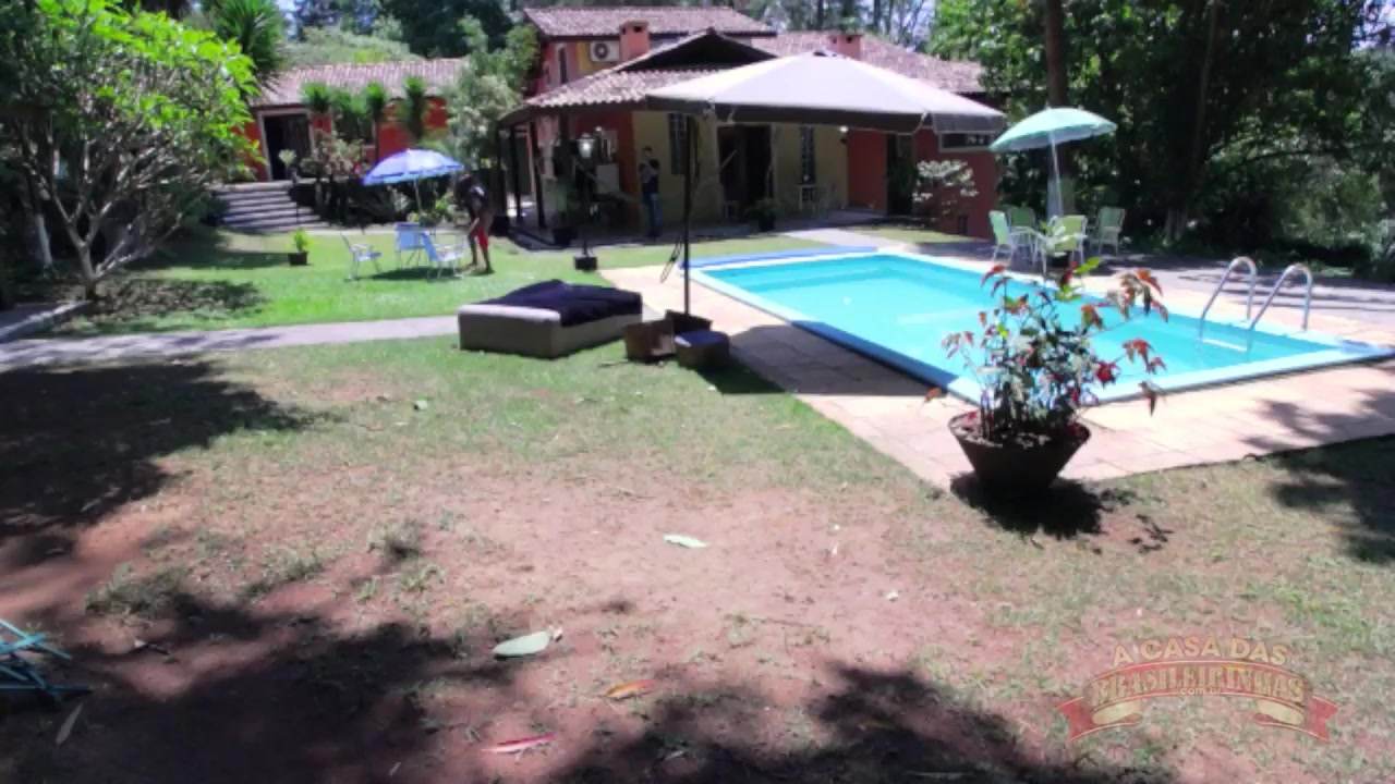 A morena Luana Aguiar deixou a camisa molhadinha na piscina
