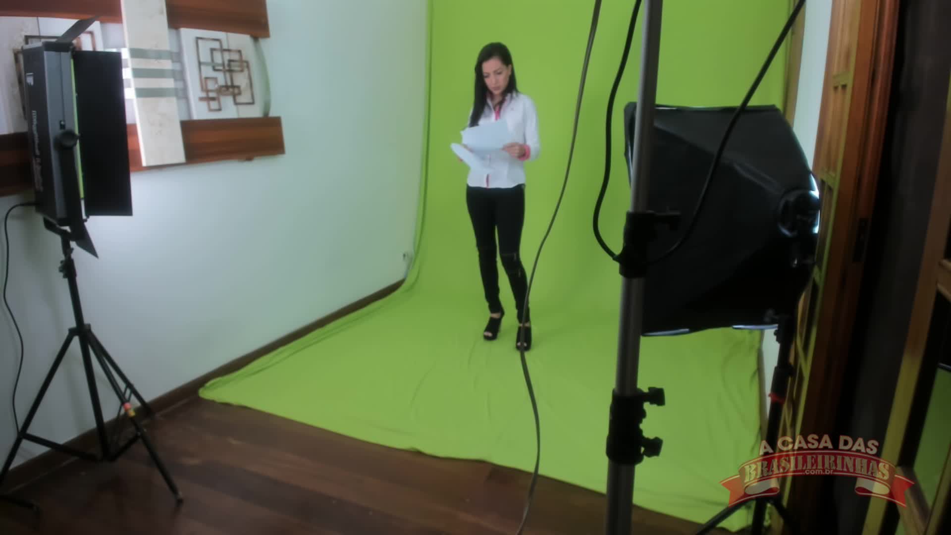 Muita espuma, exibicionismo e tesão à flor da pele com Bruninha Fitness