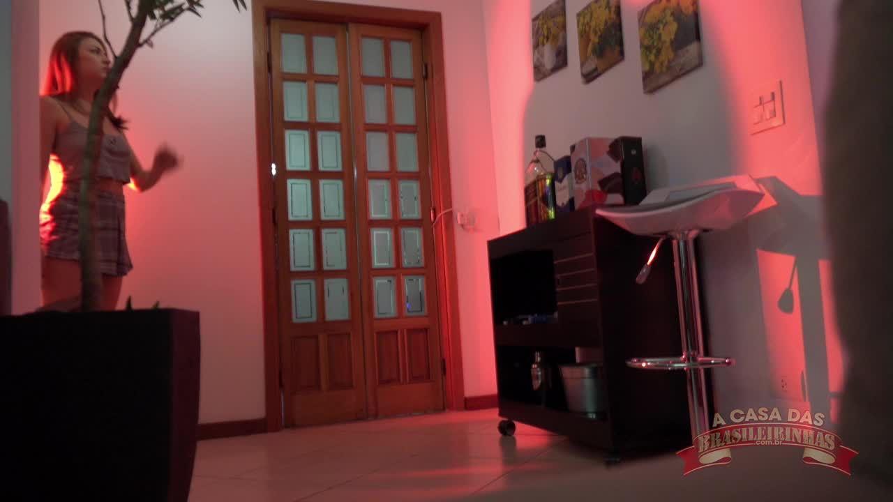 Tais Daeva atriz pornô fazendo show erótico ao vivo no reality 