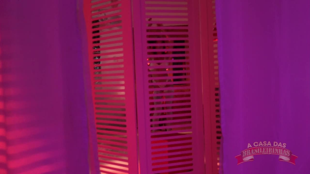 Carol Fênix pornstar desfilando as suas lingeries na casa 