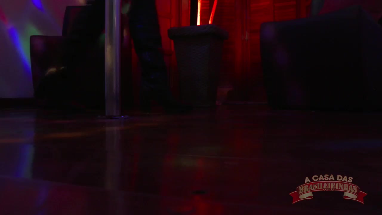 Lorena Vasconcellos nua sensualizando no poledance