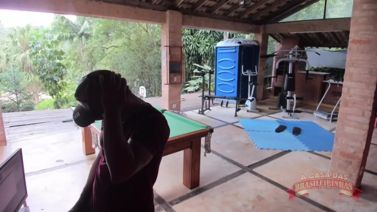 Melissa Pitanga pelada cuidando da horta, confira!