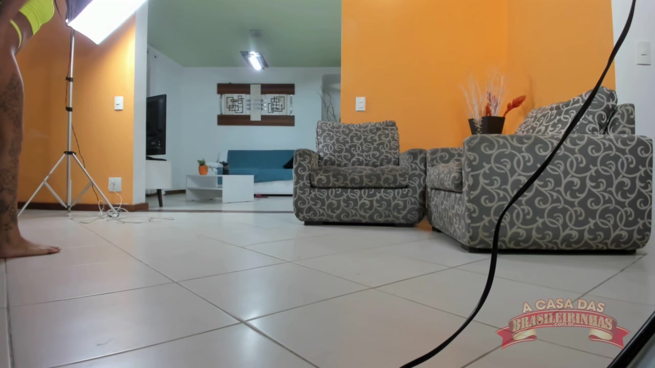 Julia Mattos dançando funk só de calcinha na casa