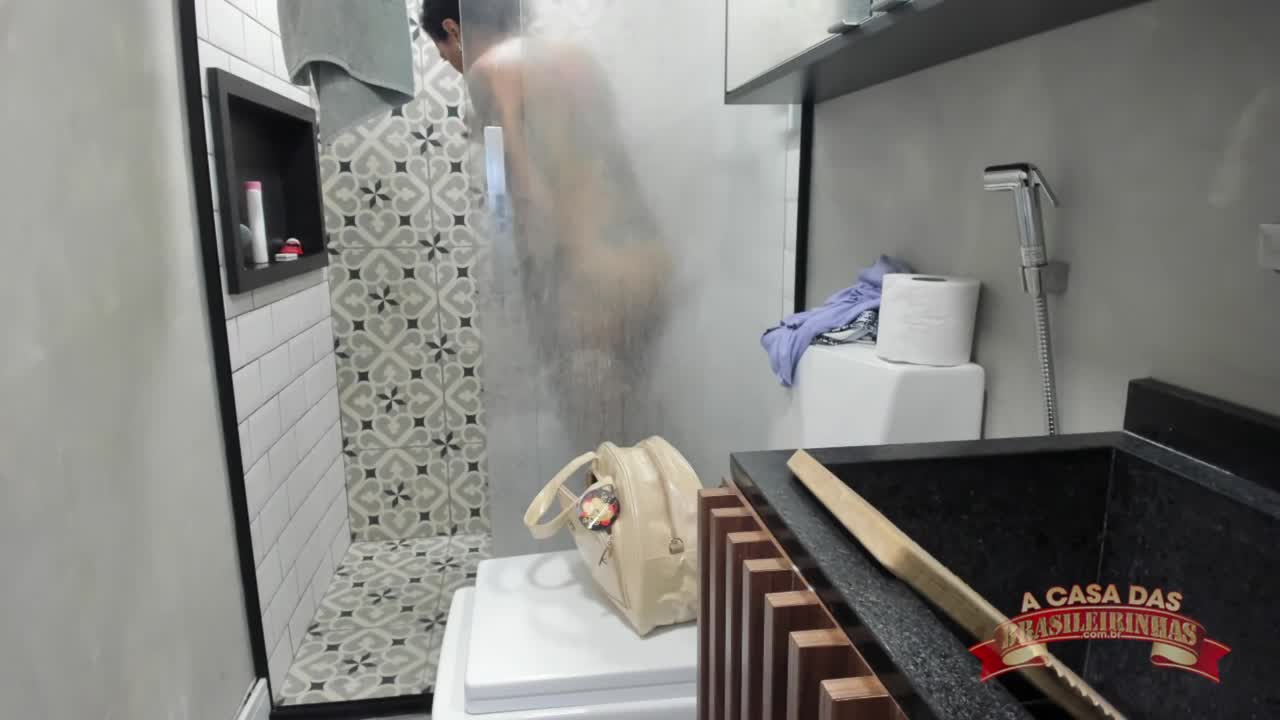 Safada da semana faz ducha higiênica ao vivo na Casa das Brasileirinhas