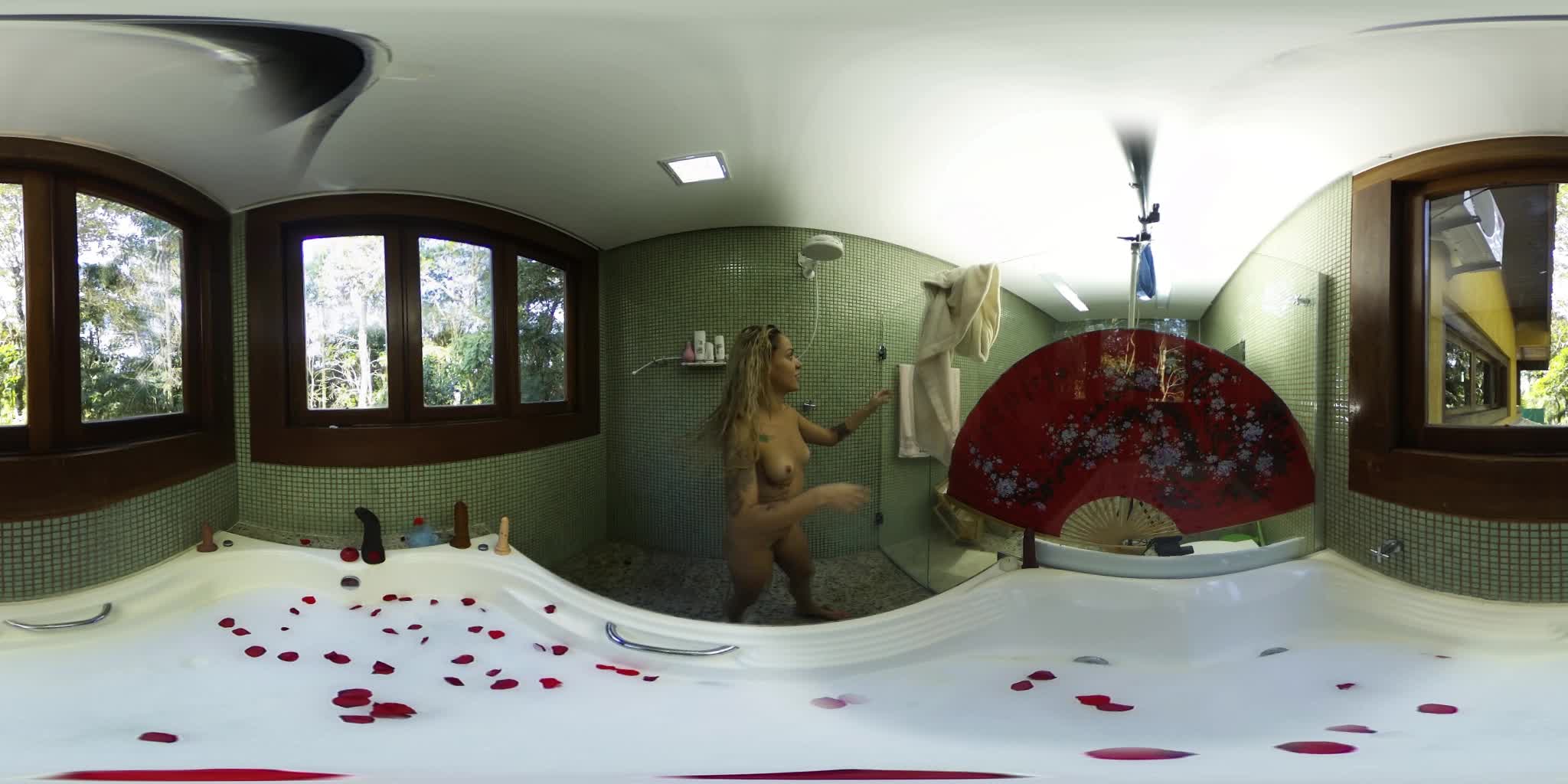 Confira Barbara Alves na banheira em 360º