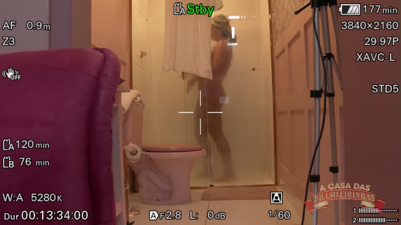 Flagra: Jully Souza tomando banho sensual na Casa das Brasileirinhas