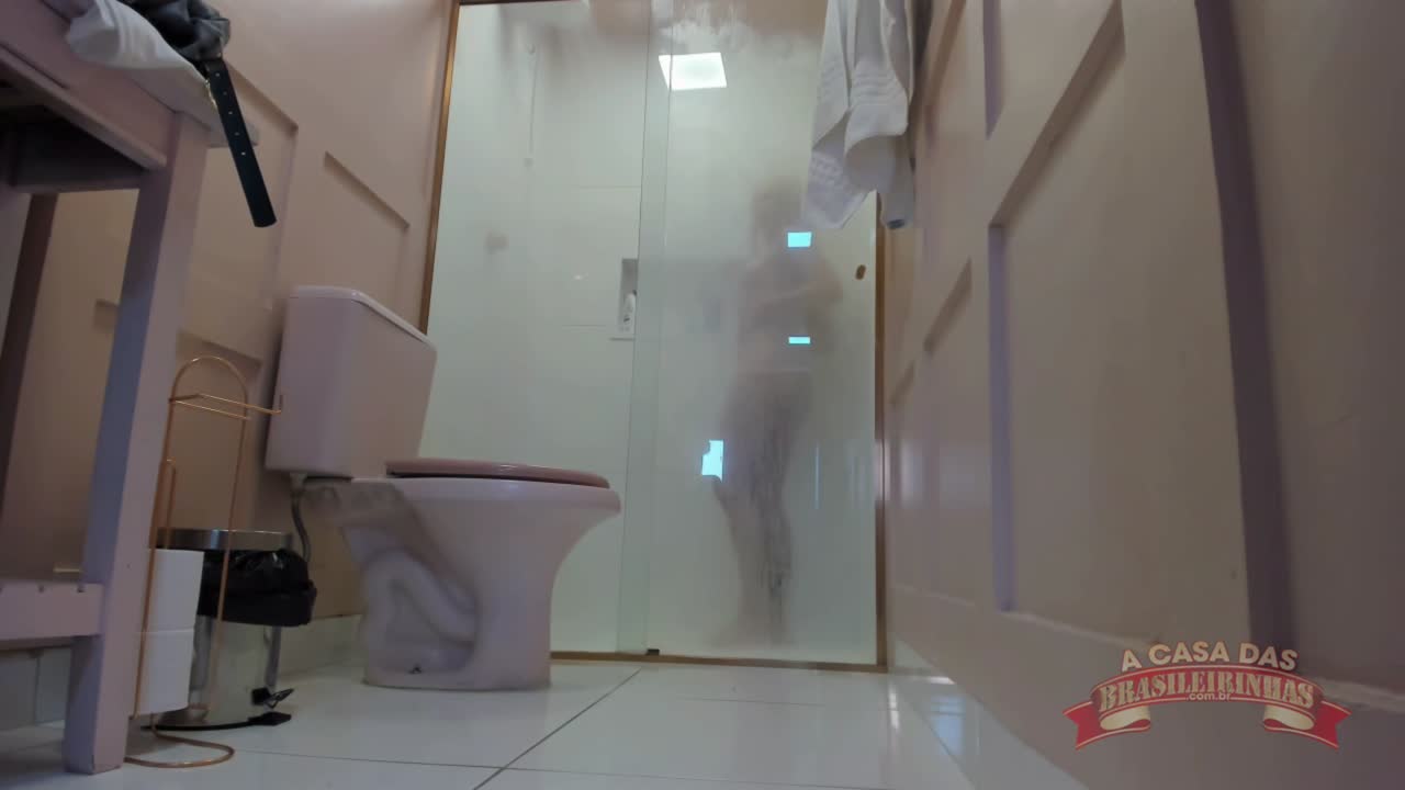 Vivian Lolita sensualizando no banho da Casa das Brasileirinhas