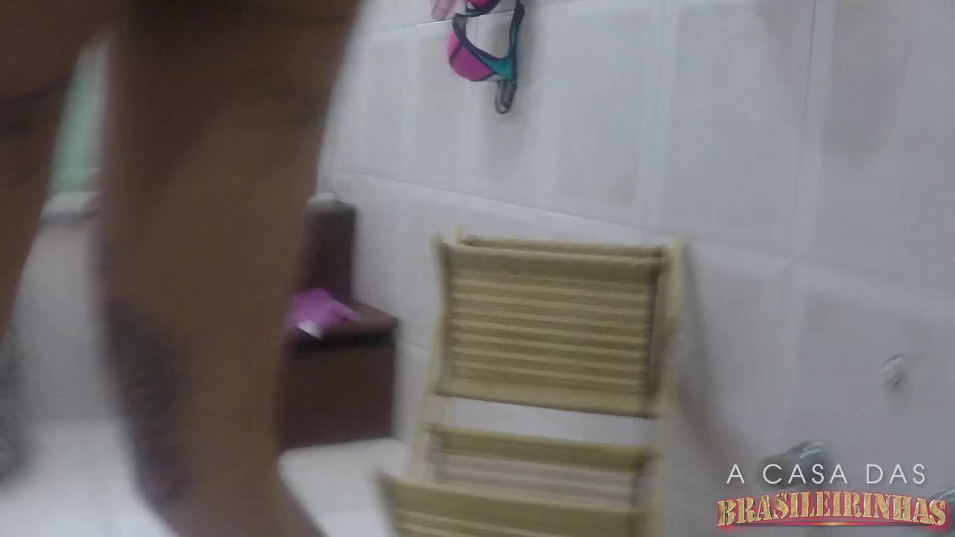 Gostosa raspa a bucetinha e passa creme depois do banho