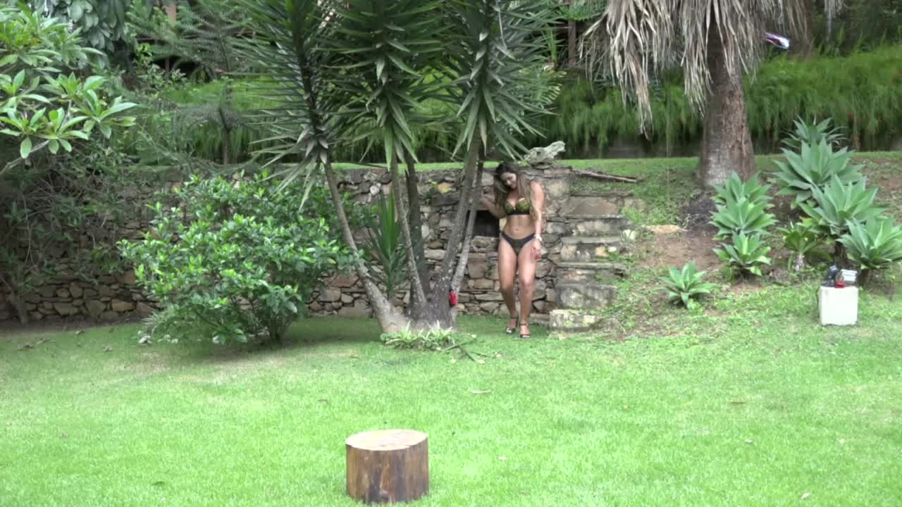Luna Oliveira se exibindo peladinha ao ar livre