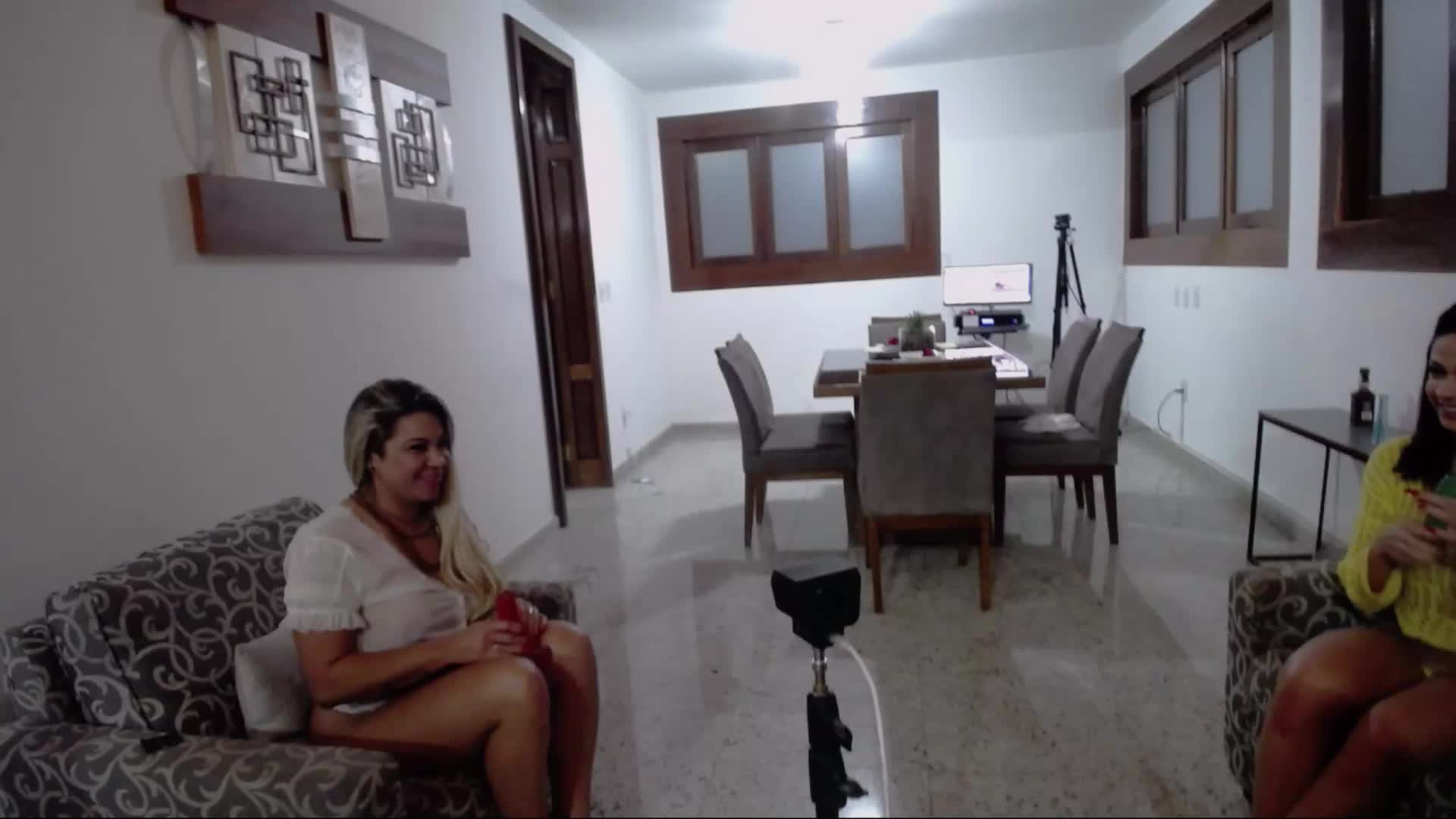 Elas meteram consolo na bucetinha na Casa das Brasileirinhas