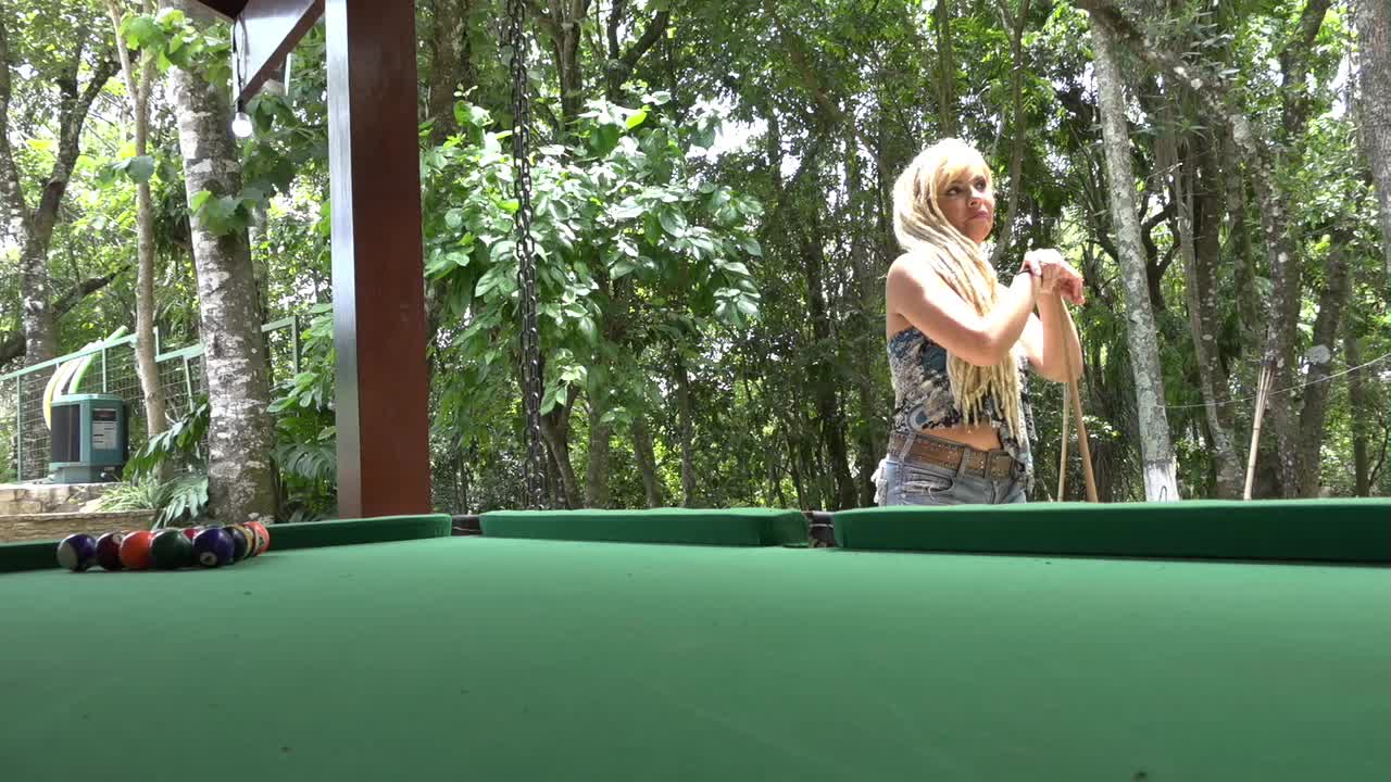 Elas tiraram a roupa no jogo de sinuca