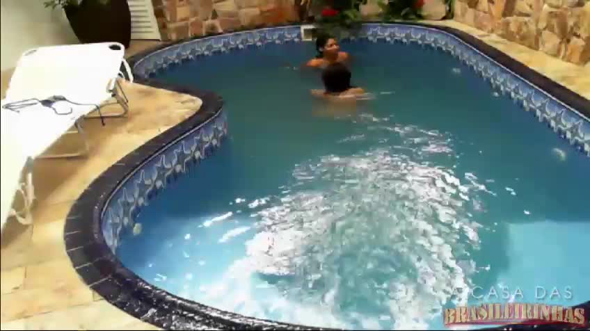 Mila e Thaina nadando peladinhas na piscina, veja