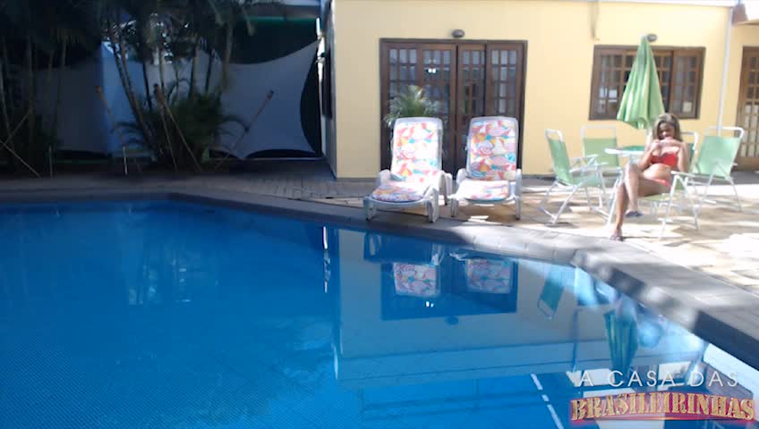 Anny Bombom tomou sol na beira da piscina, confira!