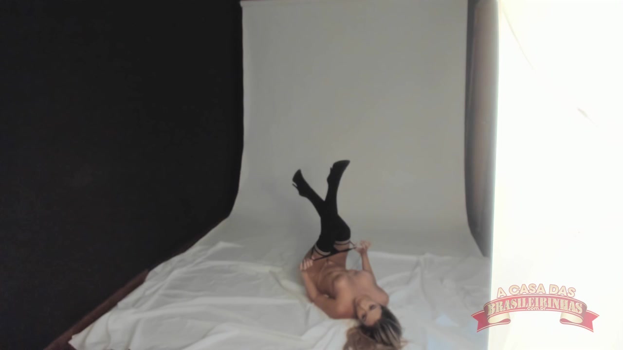 Ensaio sensual com a atriz pornô Vivi Capetinha 