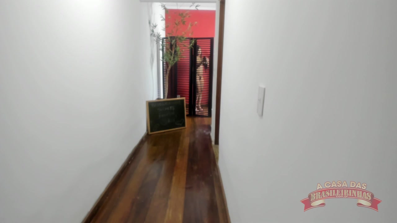 A Lalla Potira nua deu um show no reality mais qquente e mostrou as calcinhas.