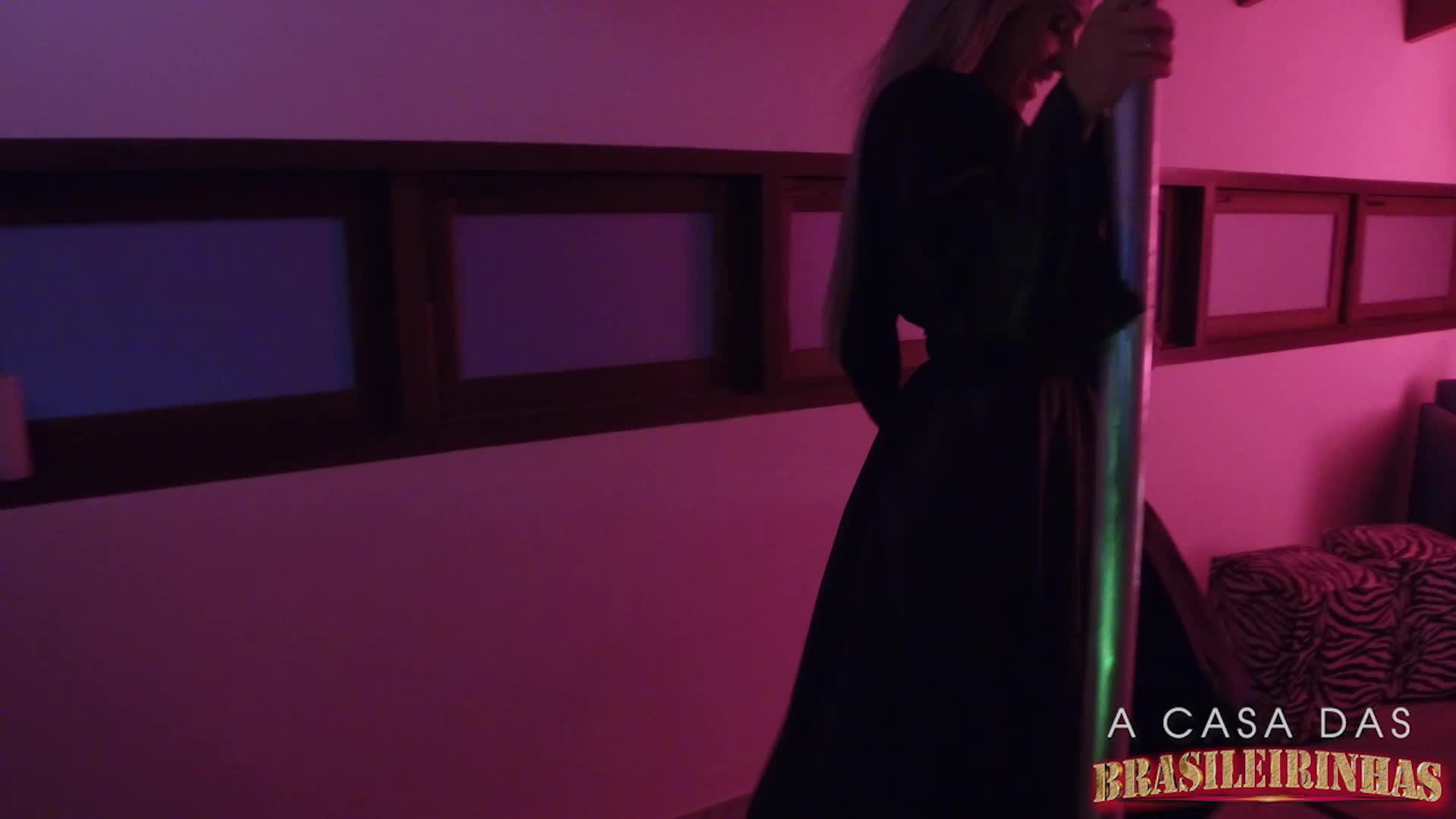 Bruna Lambertini sensualizou na hora do Pole Dance
