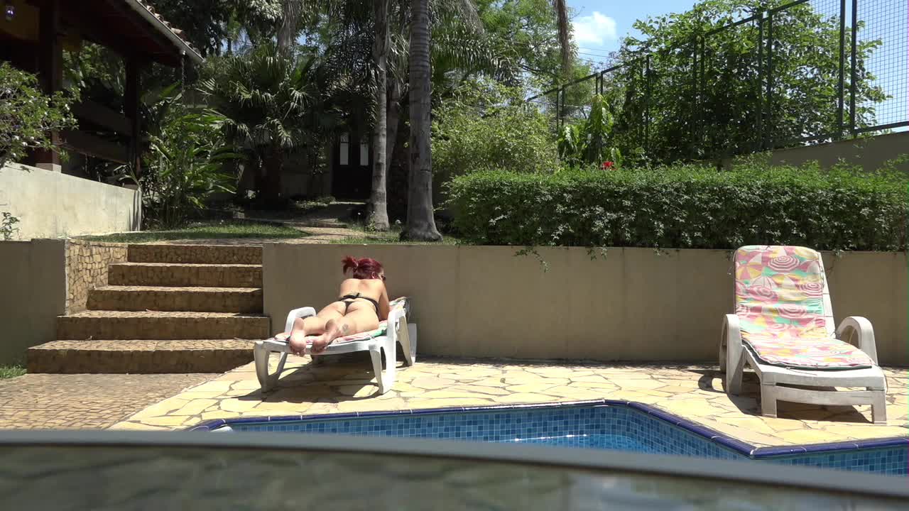Sara Beaumont e Laura Matrix vão curtir a piscina da Casa