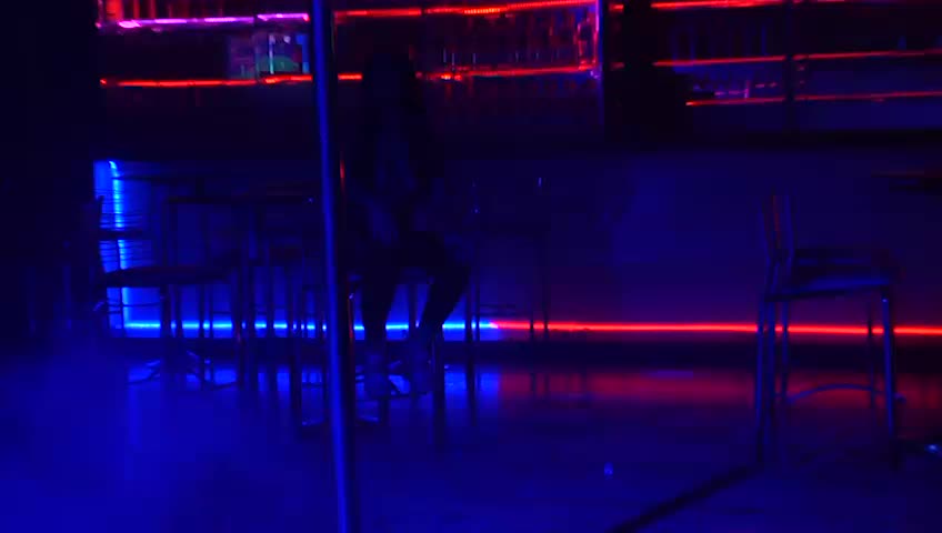 Alana ficou nua na pista de dança! Veja como foi a Balada Liberal