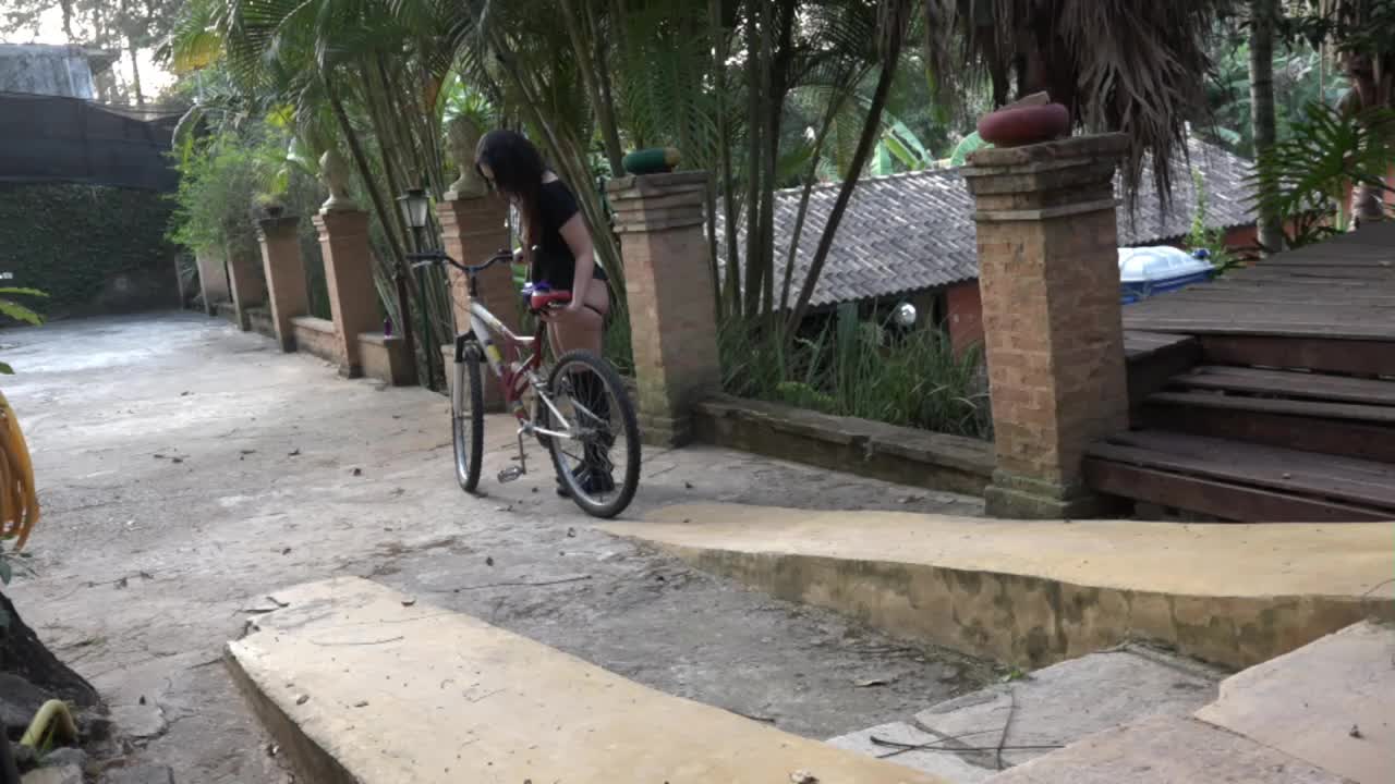 Mimi Boliviana pelada na academia sentando na rola 