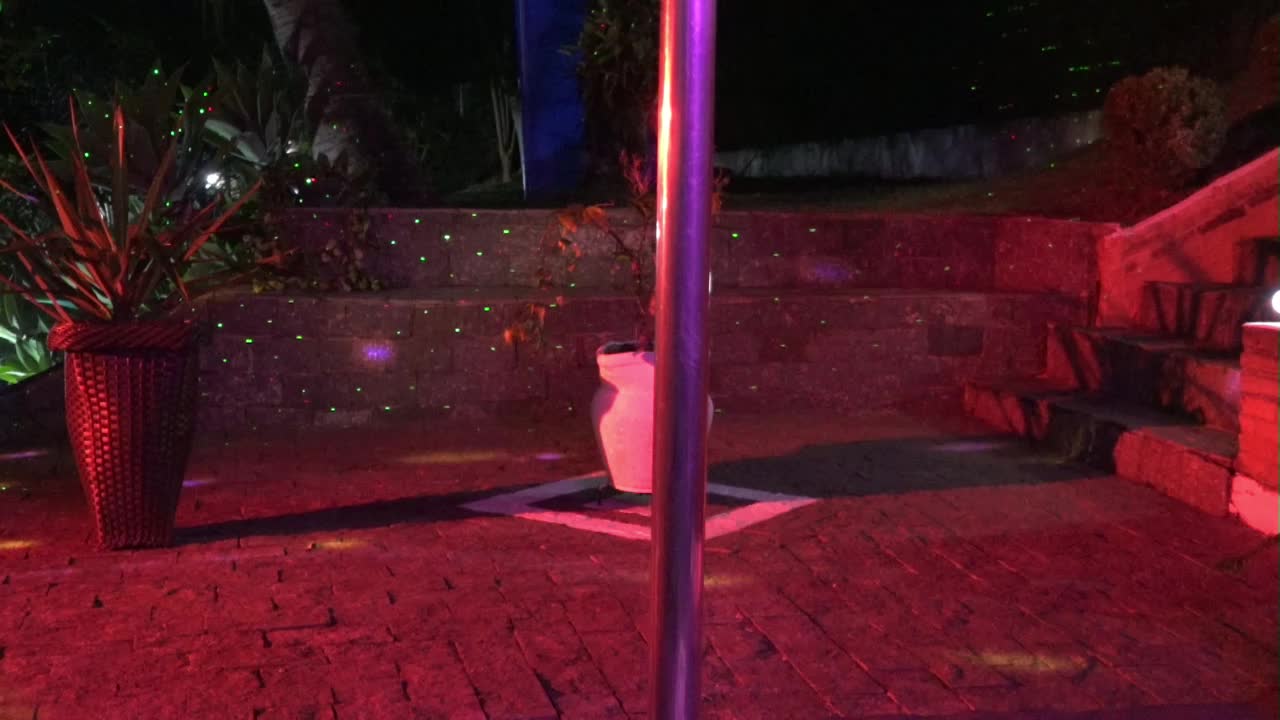 Atriz porno Carolina Carioca dançando nua no pole dance