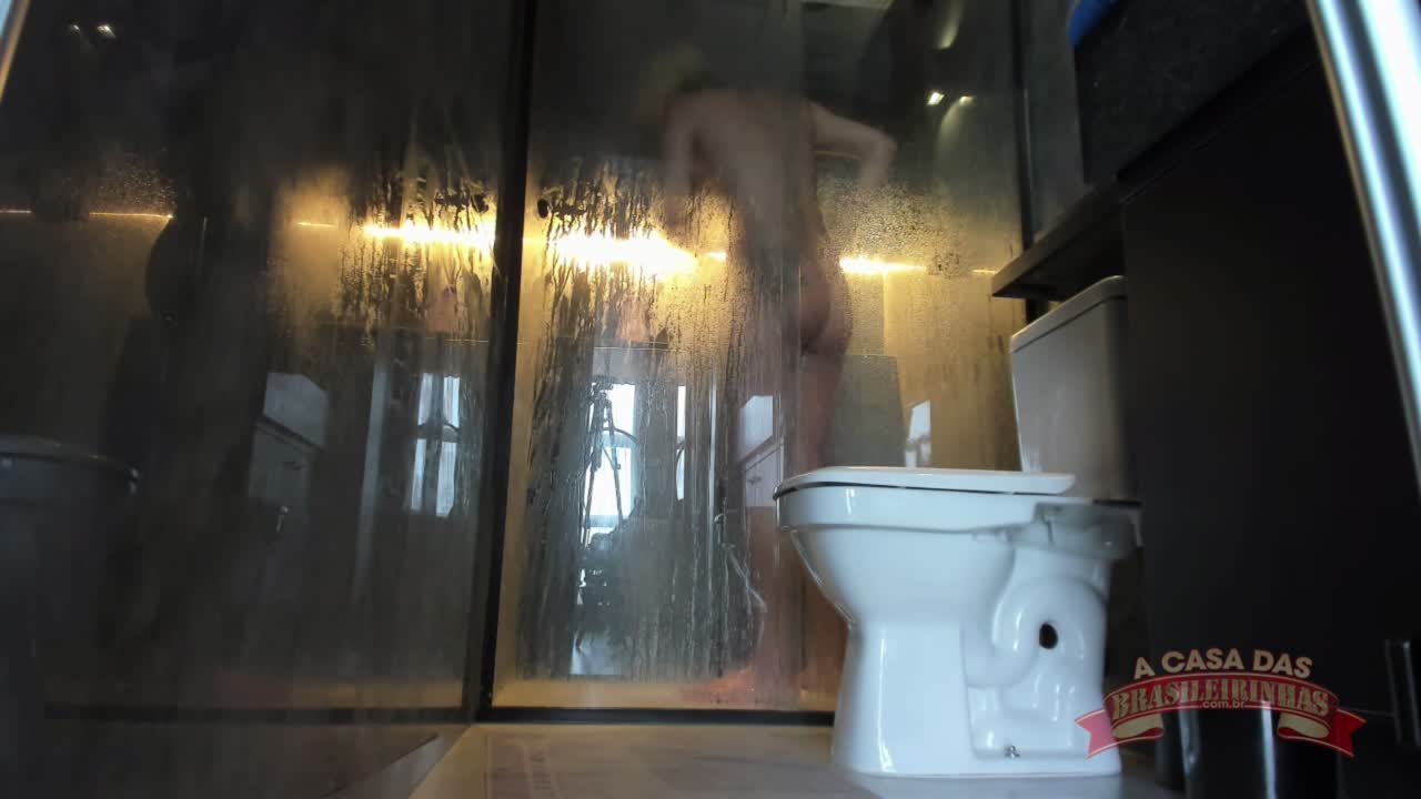 Gih Rocha mostra sua intimidade em banho sensual na Casa das Brasileirinhas