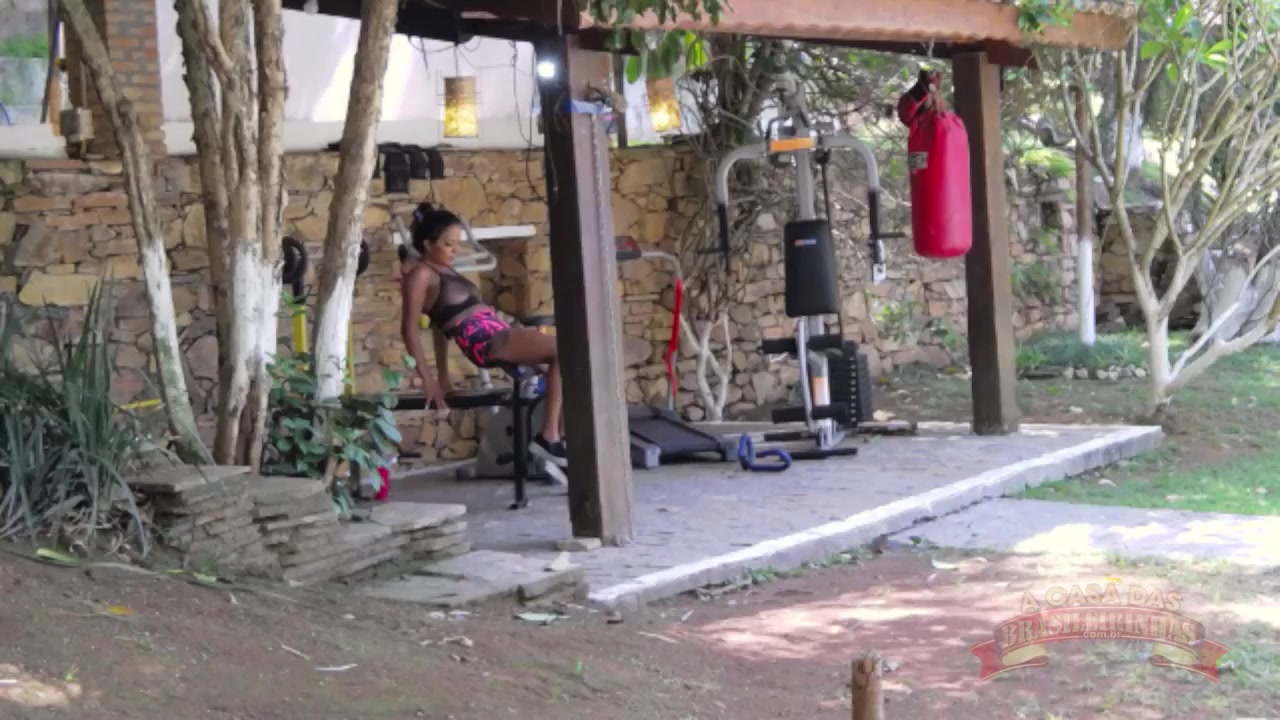 Luana Aguiar treinou seu corpão gostoso na academia da casa