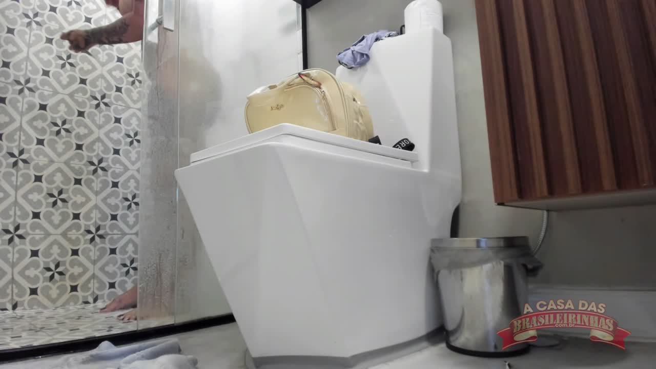 Bastidores da nova atriz: Angelica Rios faz ducha higiênica na Casa das Brasileirinhas