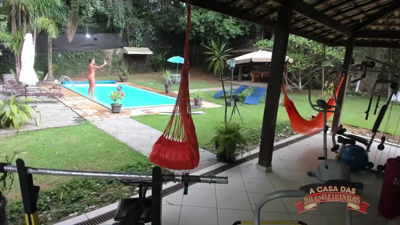 Sexo oral na piscina com May Akami
