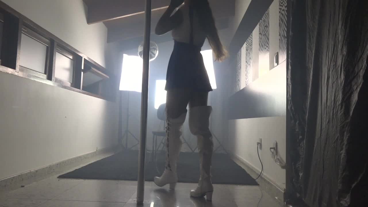 Shayenne Samara sensualizou no pole dance