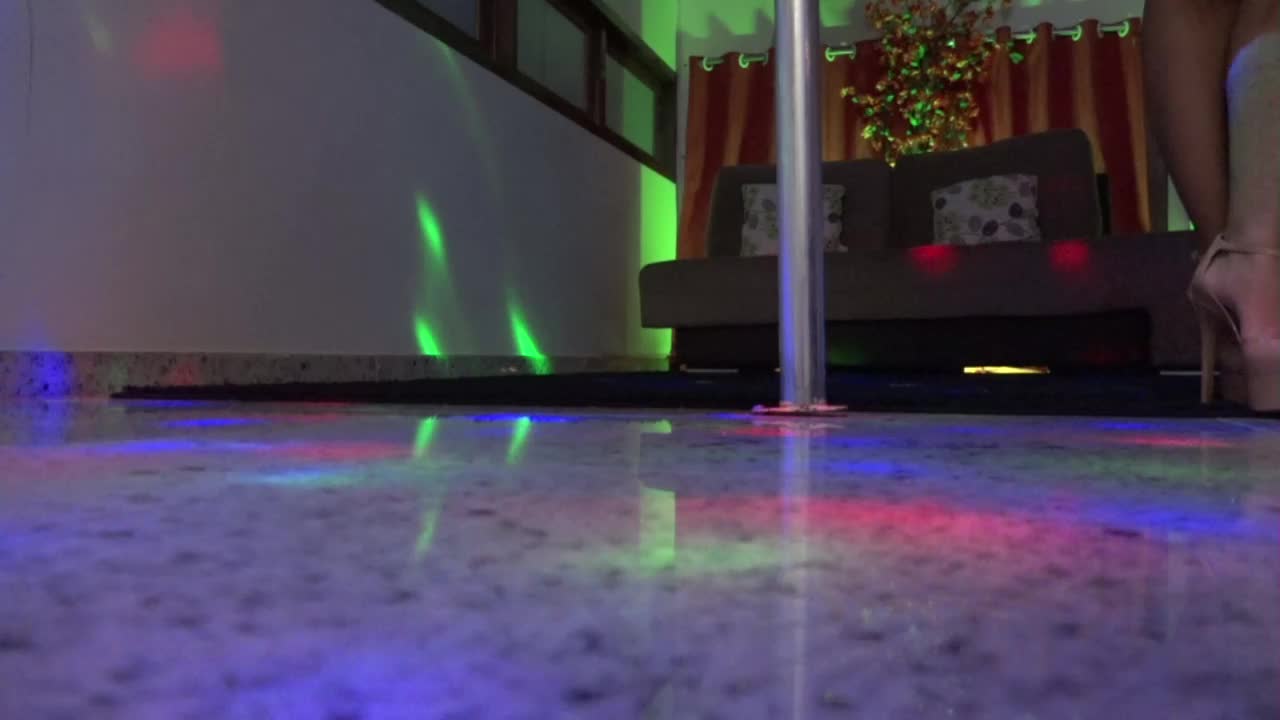 Bibi Griffo se apresentou no pole dance da Casa
