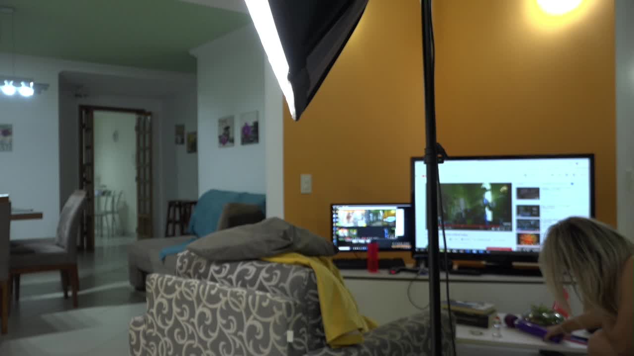 Mia Linz se masturbou com um vibrador no cuzinho e consolo na bucetinha