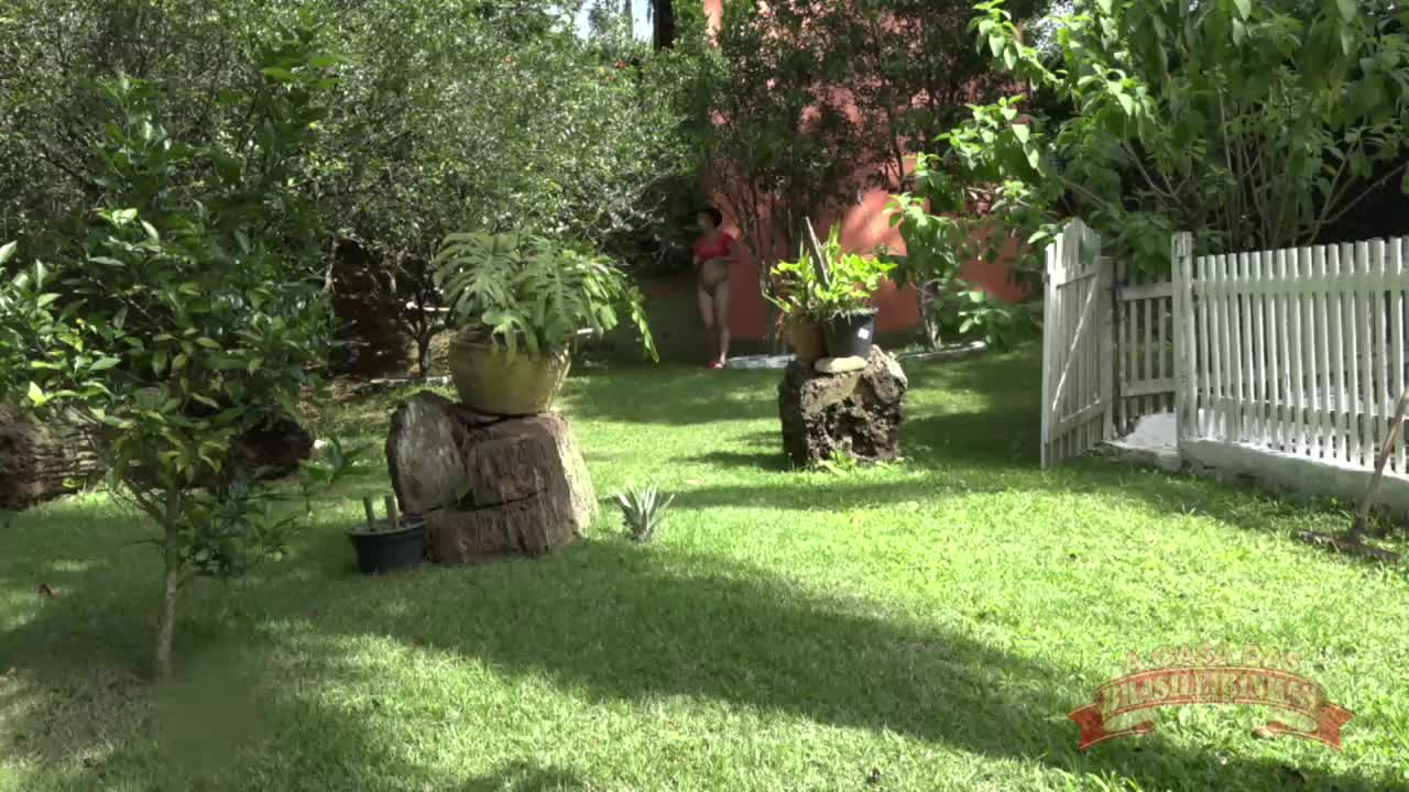 Kamila Gomes cuidando da horta toda sexy