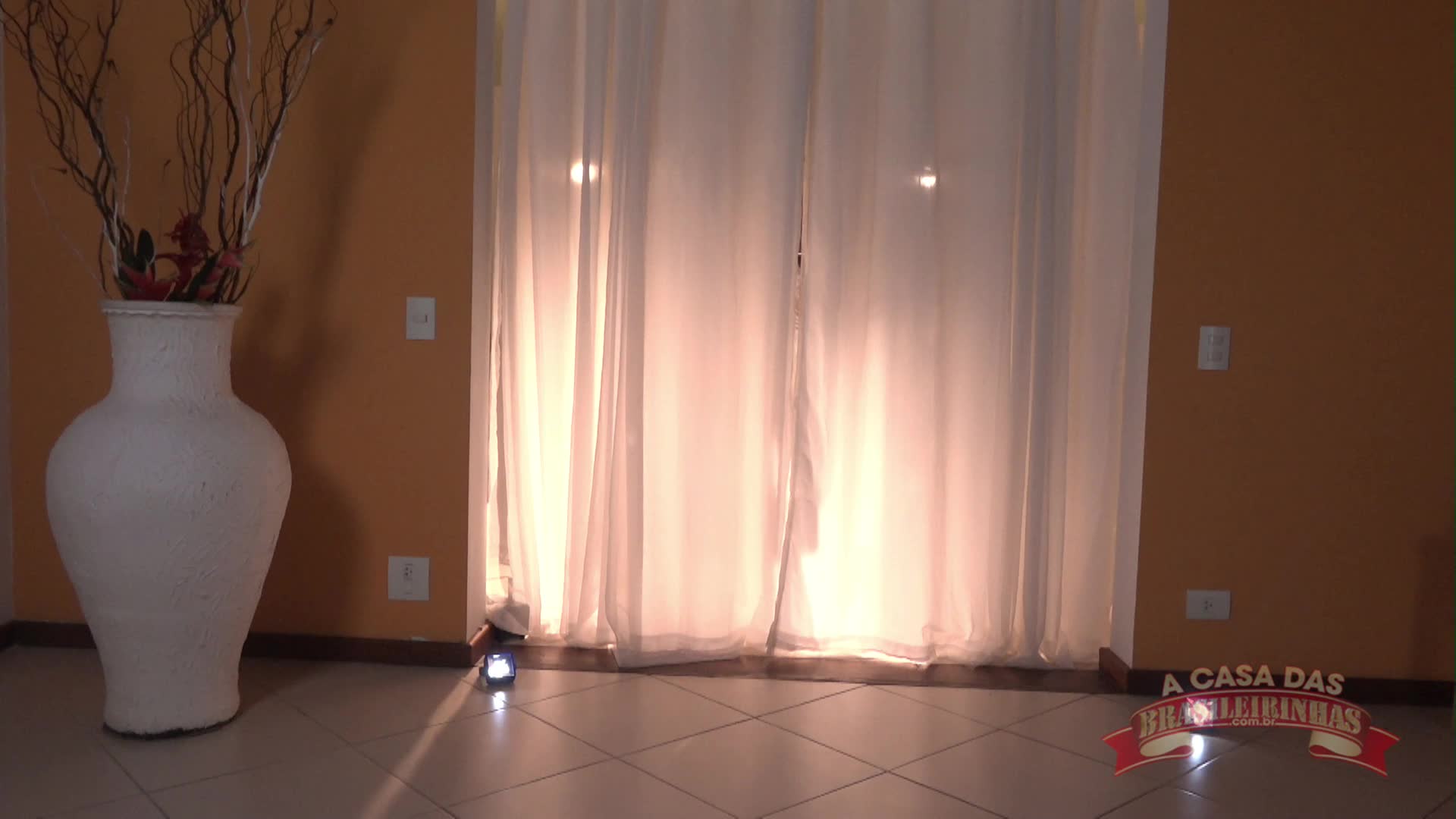 Yara Morganna desfilando sensualmente com as lingeries 