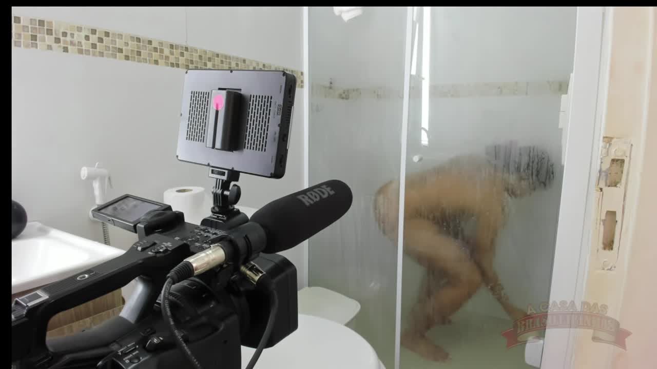Ta Fit se exibe no banho sensual na Casa das Brasileirinhas!