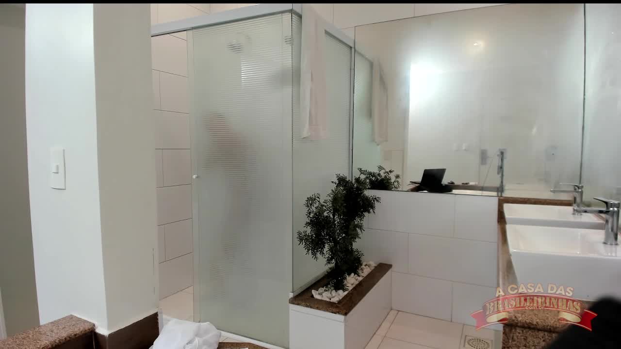 Flagra: momentos antes de Stellar Blue entrar na Casa das Brasileirinhas
