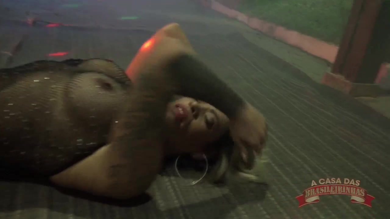 Manuh Cortez sensualizando muito no pole dance