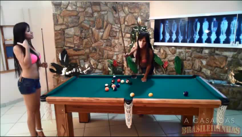 Jogadoras duplicadas na mesa de sinuca? São as gêmeas do pornô ao vivo