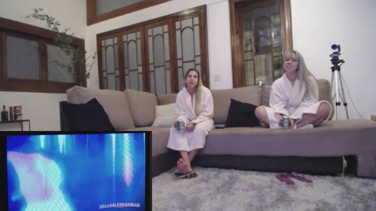 Loiras gostosas assistem filme pornô e conversam sobre