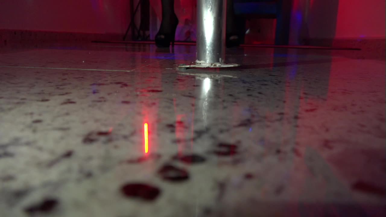 Hora de rebolar no pole dance da Casa das Brasileirinhas