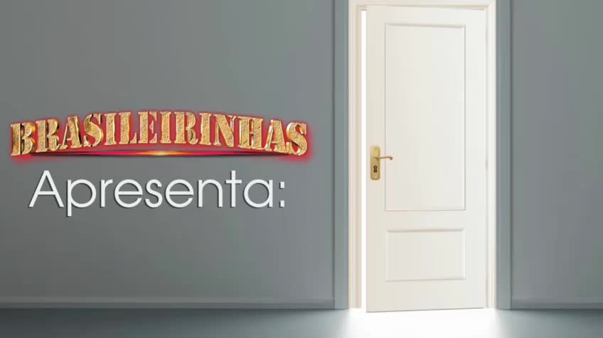 O desafio da vez foi tirar o bíquini da outra primeiro: luta no gel!