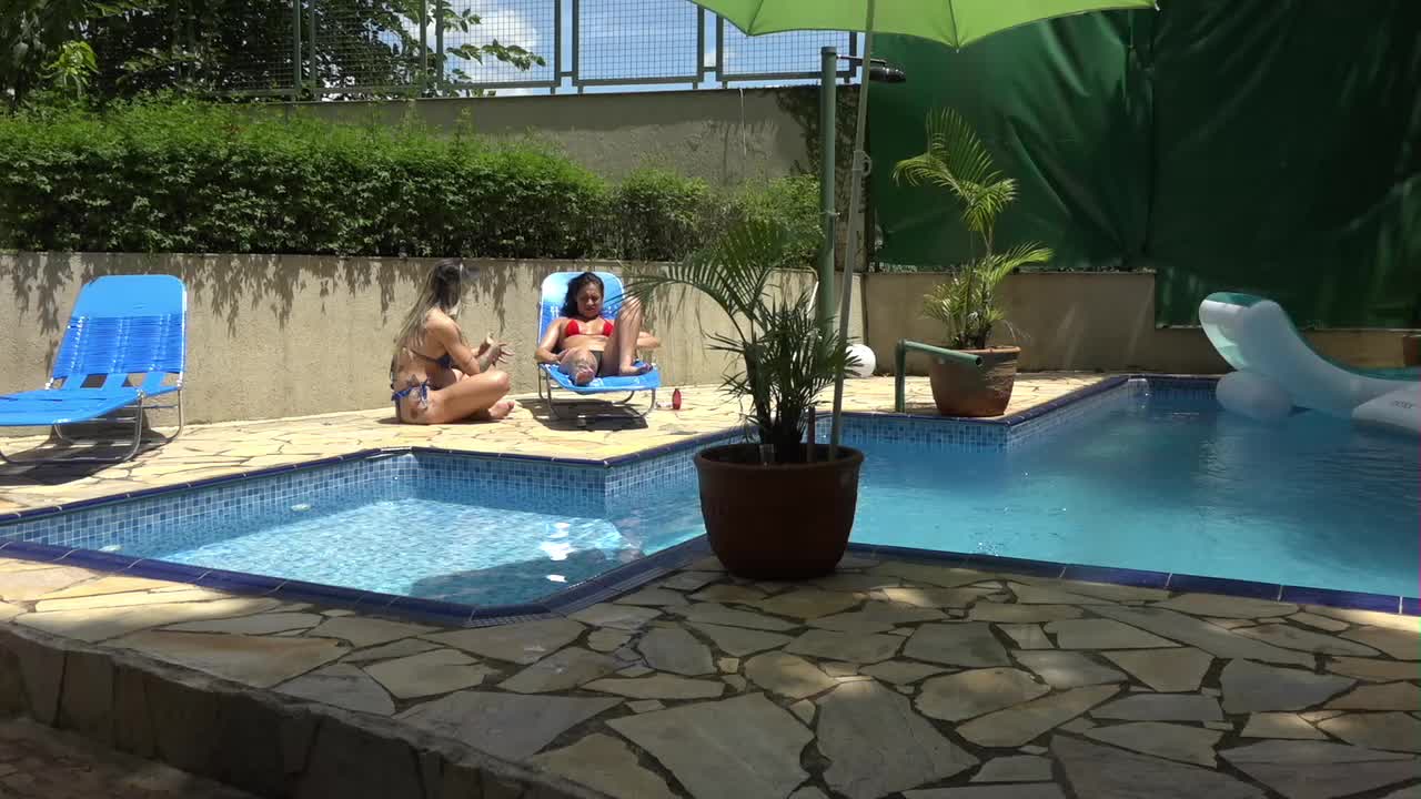 Hora de curtir uma piscina na Casa das Brasileirinhas